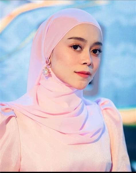 Tren Gaya Hijab Menggunakan Anting Dikalangan Artis Indonesia Halaman 1