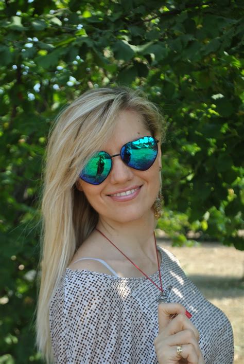 foto di donne con occhiali da sole heritage malta