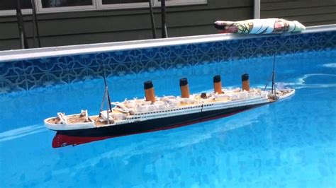 titanic submersible model sinks  splits