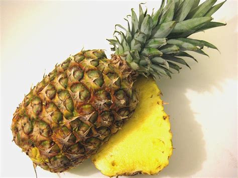 choose  ripe pineapple