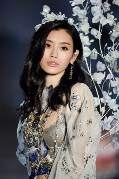 chinese model who slipped on stage becomes social media sensation shine news
