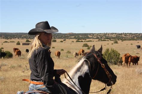 Cowgirl In Einem Hut Reitet Einen Schwanz – Telegraph