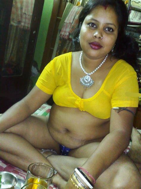 bengali mature aunty nude in yellow saree bong 5b porn pic from bengali mature aunty nude
