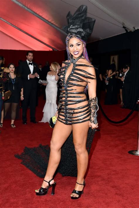 outrageous red carpet outfits    grammys