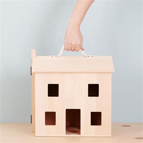 dit houten speelhuis holdie house van olli ella  je dankzij het compacte formaat en het