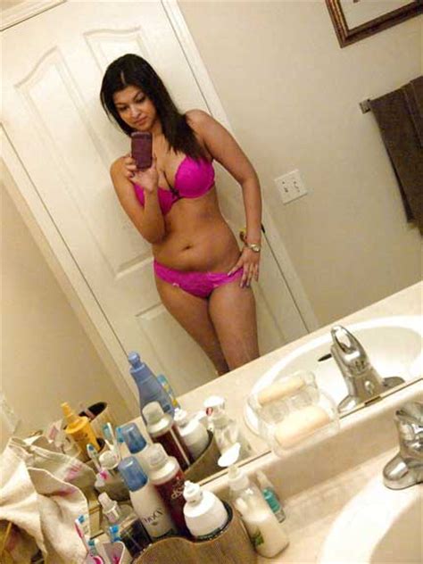 erotic indian girl ne bathroom me boobs aur chut ki selfies li