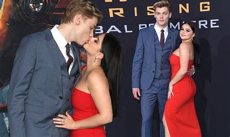 ariel winter dons jessica rabbit style gown for pacific rim uprising daily mail online