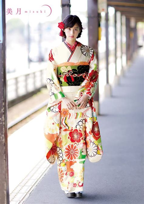 mizuki yamamoto 山本美月 kimono furisode 着物 振袖 日本の
