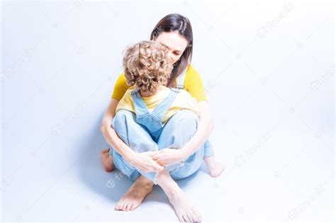 alleenstaande ouder jonge volwassen moeder knuffelen haar drie jaar oude zoon