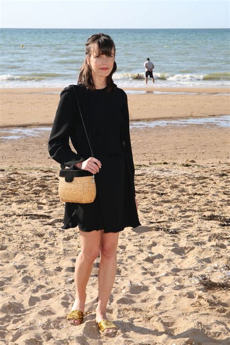 stacy martin le redoutable photocall at cabourg film festival 06 17 2017