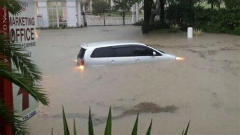 surabaya barat banjir viral  mobil penghuni