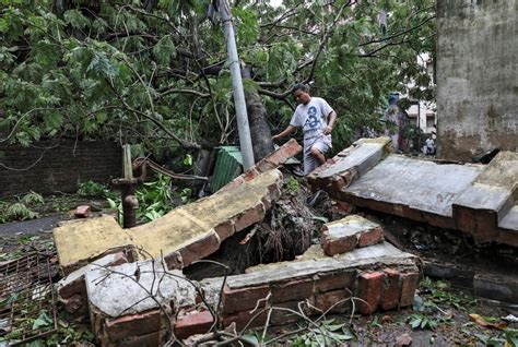 cyclone kills     india  bangladesh flooding lowlands