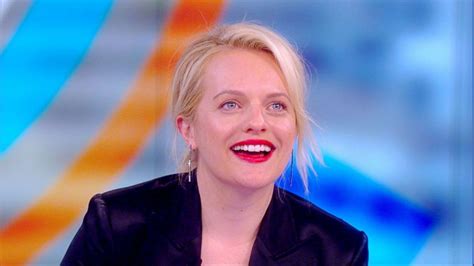 watch elisabeth moss react to the cast of the handmaid s