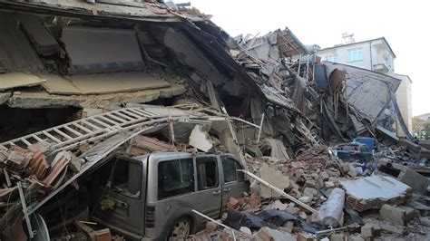 dodental zware aardbeving turkije loopt op  doden ruim  gewonden rtl nieuws