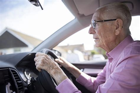 ouderen worden gedwongen te kiezen rijbewijs inleveren  peperdure rijtest afleggen monetary