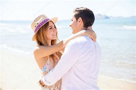 casal apaixonado abraçados — fotografias de stock © tonodiaz 112293122