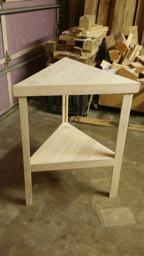 small triangle table built  pallets diy side table