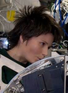nasa engineer struggles to get her hair trimmed by commander in space daily mail online