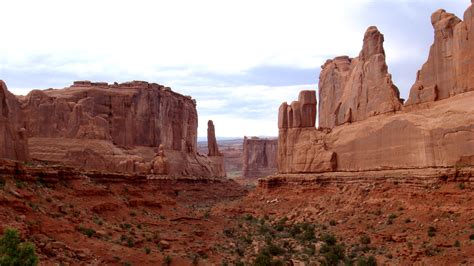 arches national park park avenue courthouse towers  hike guide