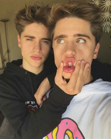 The Martinez Twins Are Way Too Wow To Be True Chicos Famosos