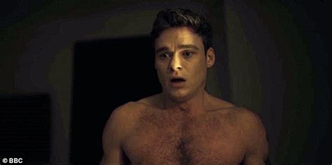 Richard Madden Fears He S Projecting An Unrealistic Body