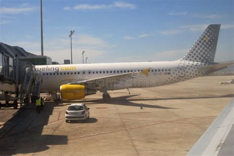 vliegtuigen bij terminal de luchthaven van barcelona spanje redactionele afbeelding image