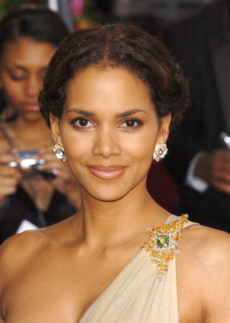 The Golden Globes Beauty Looks That Won Us Over Halle Berry Sexy