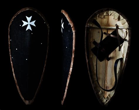 Каплевидный щит рыцарей Госпитальеров конец 12 го начало 13 го века