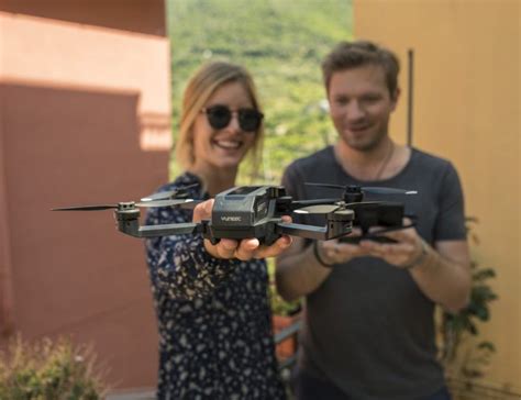 yuneec mantis  foldable  travel drone travel gadgets yuneec  travel gadgets