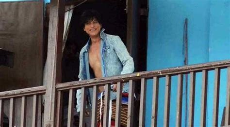 now shah rukh khan shoots for ‘fan at a mumbai chawl entertainment news the indian express