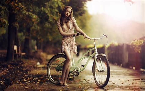 壁紙 美しい裸足の女の子、自転車、秋 1920x1200 hd 無料の