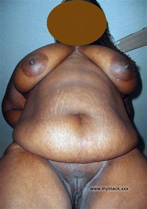 black bbw exposes fat pussy lips when her hubby on the photo 3