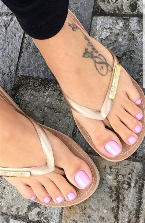 resultado de imagem para mujeres con pies hermosos en sandalias nice
