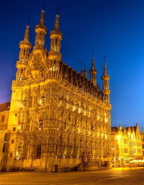 stadhuis van leuven  de avond stock foto image  architectuur belgisch