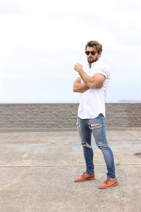 30 blue jeans and white shirt outfits ideas for men