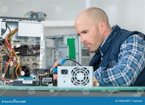 de elektricien  elektronische delen stock afbeelding image  ingenieur professioneel