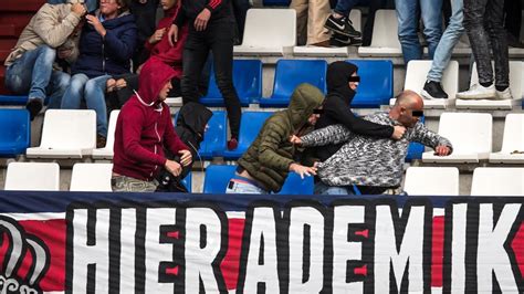 hooligans willem ii gooien fan feyenoord  reling stadion rtl nieuws