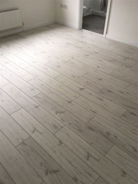 white laminate  mumbles flooring