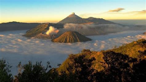 jalan jalan  gunung bromo jangan lewatkan  pesona keindahan