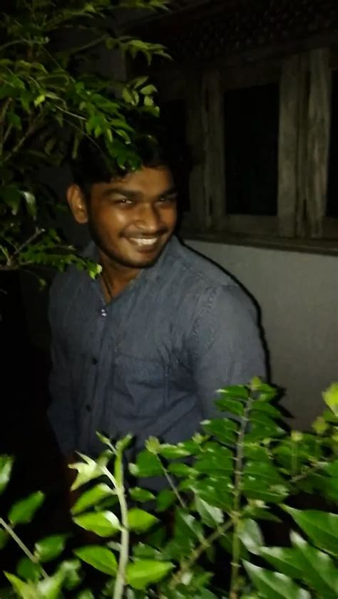 Menino Pervertido Do Sri Lanka Mostrando Seu Pau Para Os Outros E