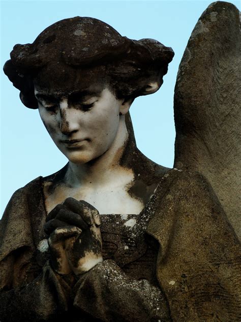 gratis afbeeldingen steen monument vrouw standbeeld portret begraafplaats zwart bidden