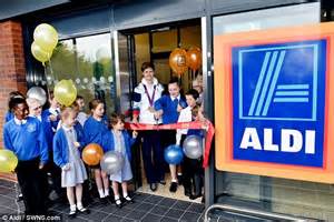 shoppers queue     hours   rain  opening   aldi store daily mail