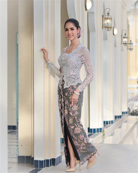 Issaree Mungman Most Beautiful Thai Trans Model In Traditional Dress