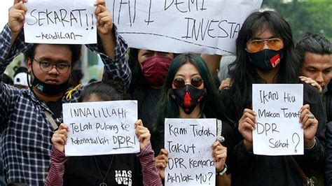 indonesia police arrest more than 20 as thousands protest against