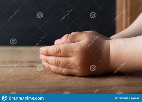 handen van het bidden van de jonge mens stock afbeelding image  mens christendom