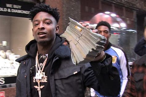 21 savage walks around with 250 000 in cash just because [video]