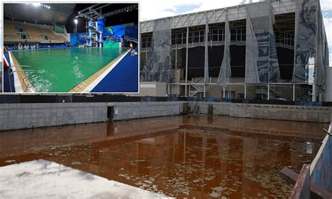 rio 2016 olympic swimming pool turns orange daily mail