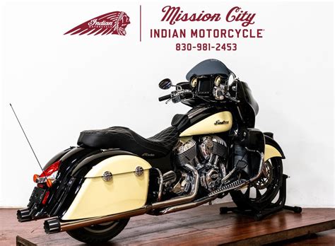 2017 indian® motorcycle roadmaster™ thunder black ivory cream