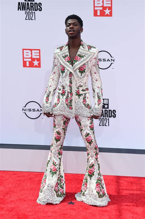 lil nas  wears larger  life gown  bet awards