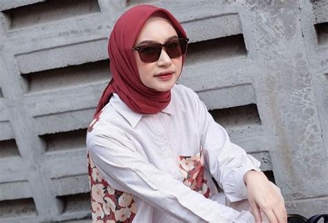 warna jilbab  cocok digunakan oleh hijabers pemula